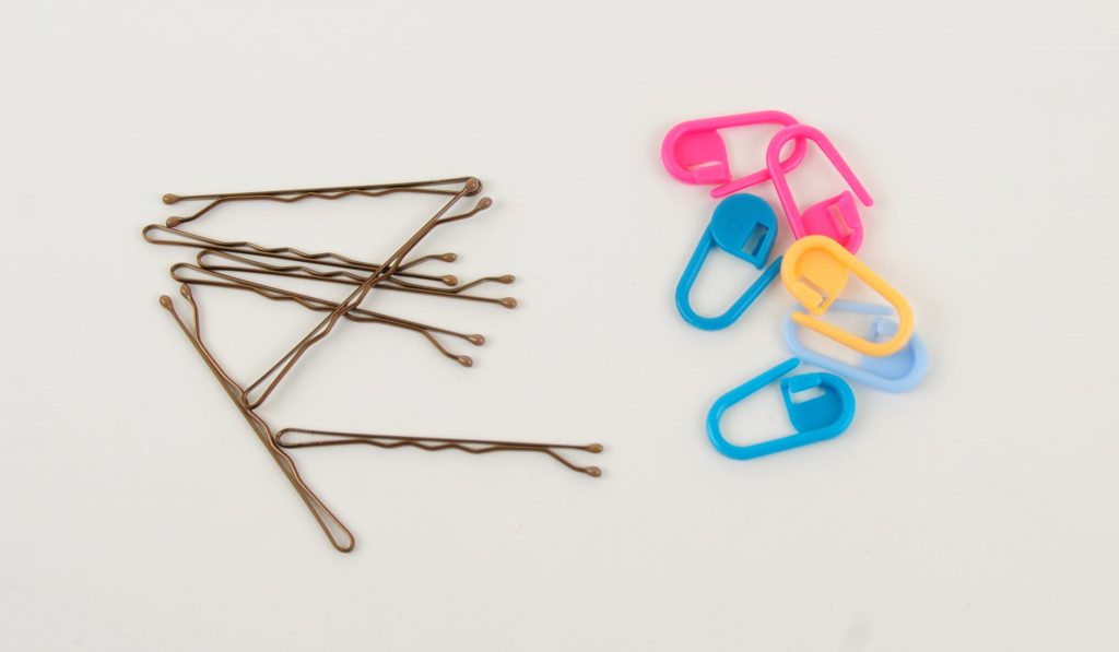 Nea Creates. Crochet basics 1. Stitch markers, bobby pins and plastic safety pins.