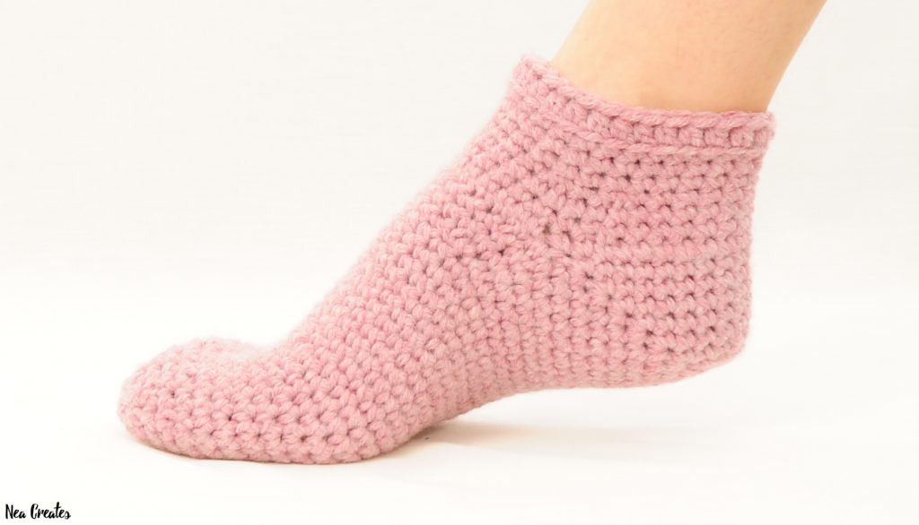 Make these super cozy Bulky Crochet Socks using this FREE crochet pattern! The pattern is for one size but tips and tricks for adjusting the size are available too! 