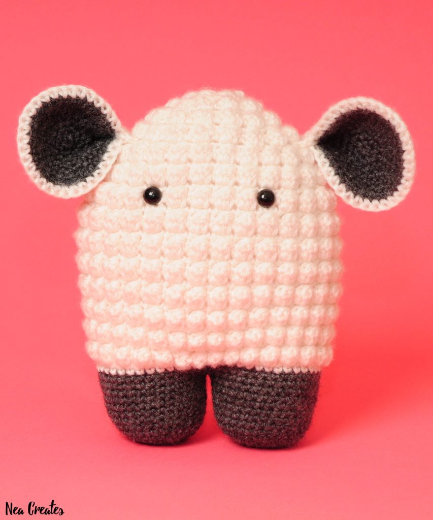 Crochet Hugo the Lamb using this FREE amigurumi pattern! Intermediate difficulty crochet pattern and no sewing on of parts, yay! #freecrochetpattern