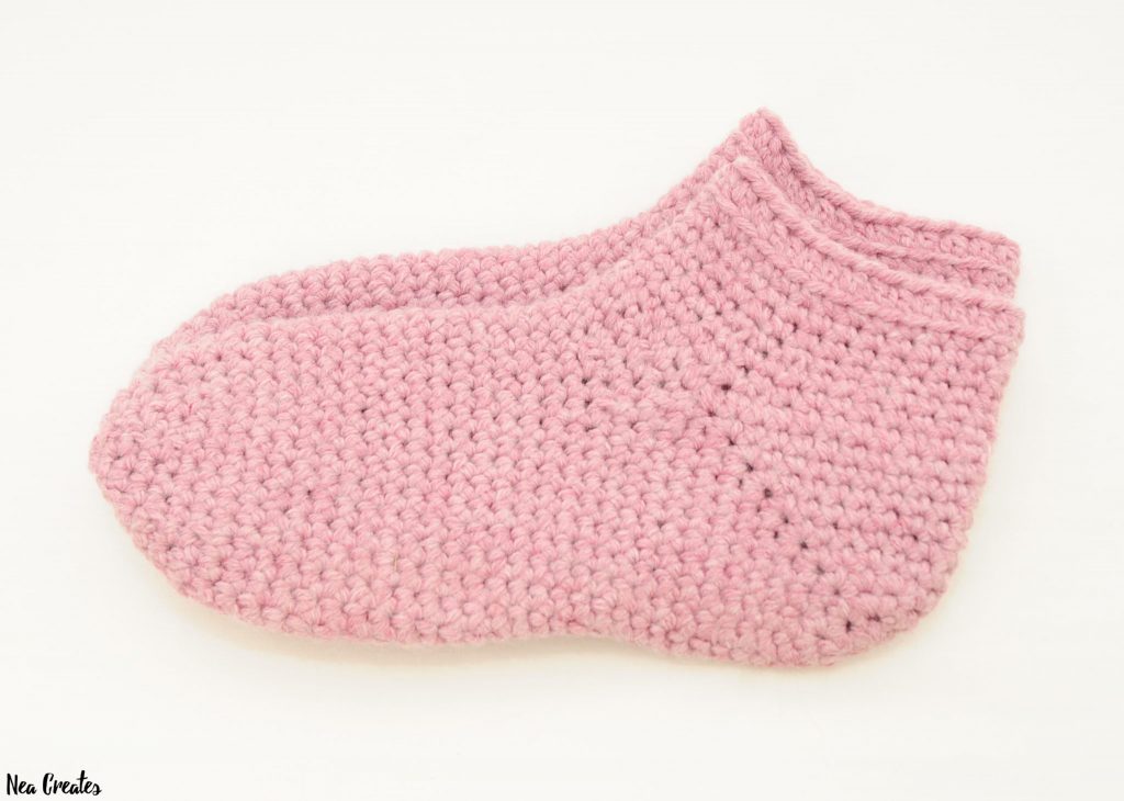 Make these Bulky Crochet Socks using this FREE crochet pattern! The pattern is for one size but tips and tricks for adjusting the size are available too! | Nea Creates