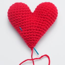 Crochet these super cute amigurumi hearts for Valentine's Day using this FREE crochet pattern! Written pattern with photos for 6 different sizes!