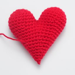Crochet these super cute amigurumi hearts for Valentine's Day using this FREE crochet pattern! Written pattern with photos for 6 different sizes!