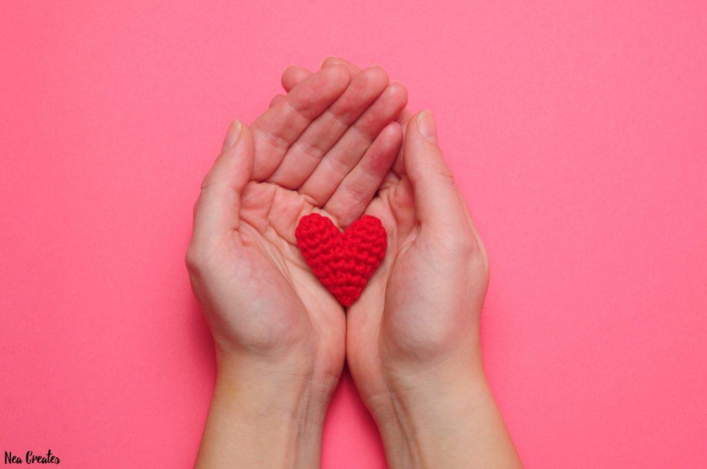 Crochet these super cute amigurumi hearts for Valentine's Day using this FREE crochet pattern! Written pattern with photos for 6 different sizes!