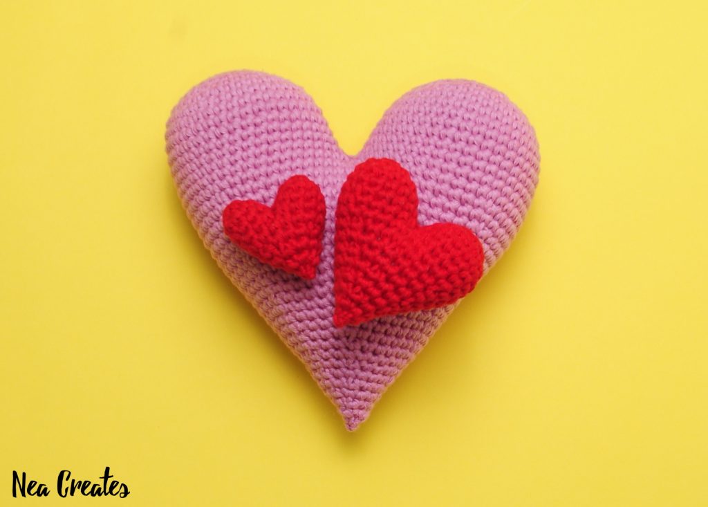 Crochet these super cute amigurumi hearts for Valentine's Day using this FREE crochet pattern! Written pattern with photos for 6 different sizes!