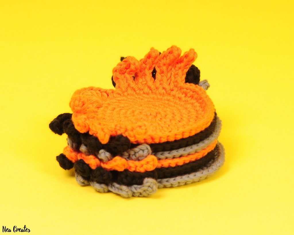 Crochet these super easy, creepy and cute Spider Coasters for Halloween! #freecrochetpattern