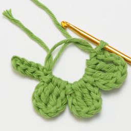 Crochet these super cute Clover Appliqués for Saint Patrick's Day using this quick and easy FREE crochet pattern! #fourleafclover #crochetclover #crochetfourleafclover #freecrochetpattern