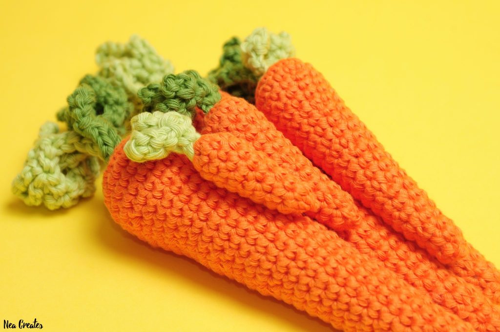 A free crochet pattern for amigurumi carrots. Written tutorial with photos for 6 different sizes! #freecrochetpattern #freeamigurumipattern | Nea Creates