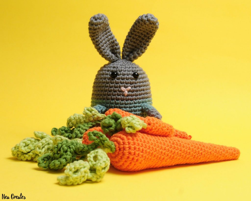 A free crochet pattern for amigurumi carrots. Written tutorial with photos for 6 different sizes! #freecrochetpattern #freeamigurumipattern