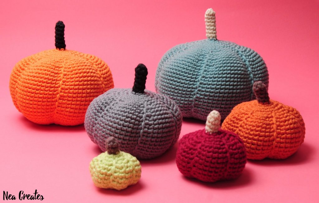 Crochet these super cute amigurumi pumpkins for Halloween using this FREE crochet pattern! Written pattern with photos for 6 different sizes! | Nea Creates