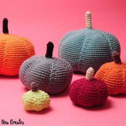 Crochet these super cute amigurumi pumpkins for Halloween using this FREE crochet pattern! Written pattern with photos for 6 different sizes!