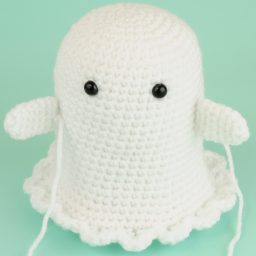 Crochet Boo the Ghost using this FREE amigurumi pattern! Easy difficulty free crochet pattern and he's so cute, rattling his (crochet) chains! #freecrochetpattern