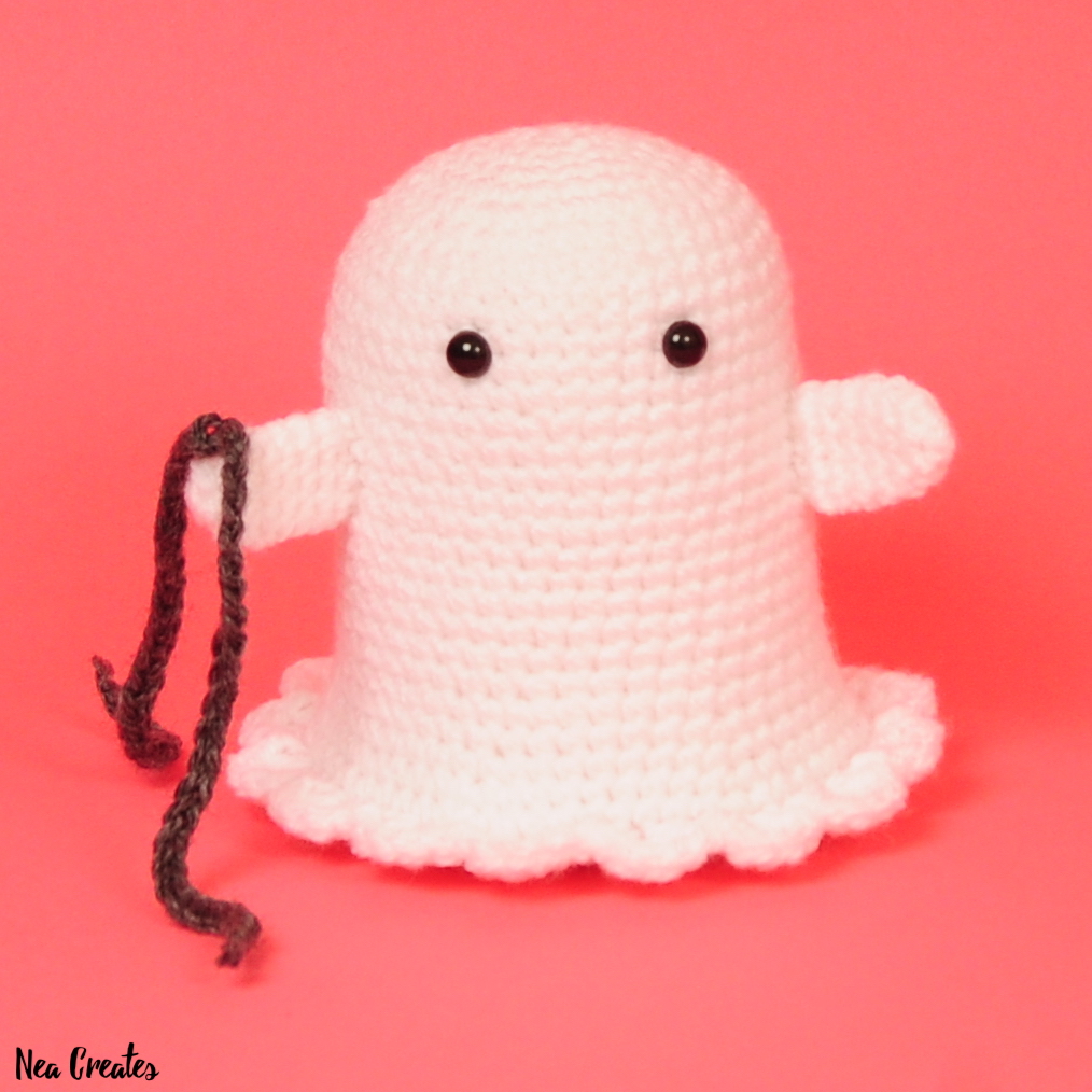 Crochet Boo the Ghost using this FREE amigurumi pattern! Easy difficulty free crochet pattern and he's so cute, rattling his (crochet) chains! #freecrochetpattern | Nea Creates
