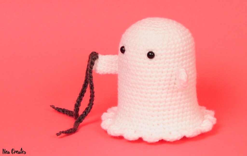 Crochet Boo the Ghost using this FREE amigurumi pattern! Easy difficulty free crochet pattern and he's so cute, rattling his (crochet) chains! #freecrochetpattern | Nea Creates