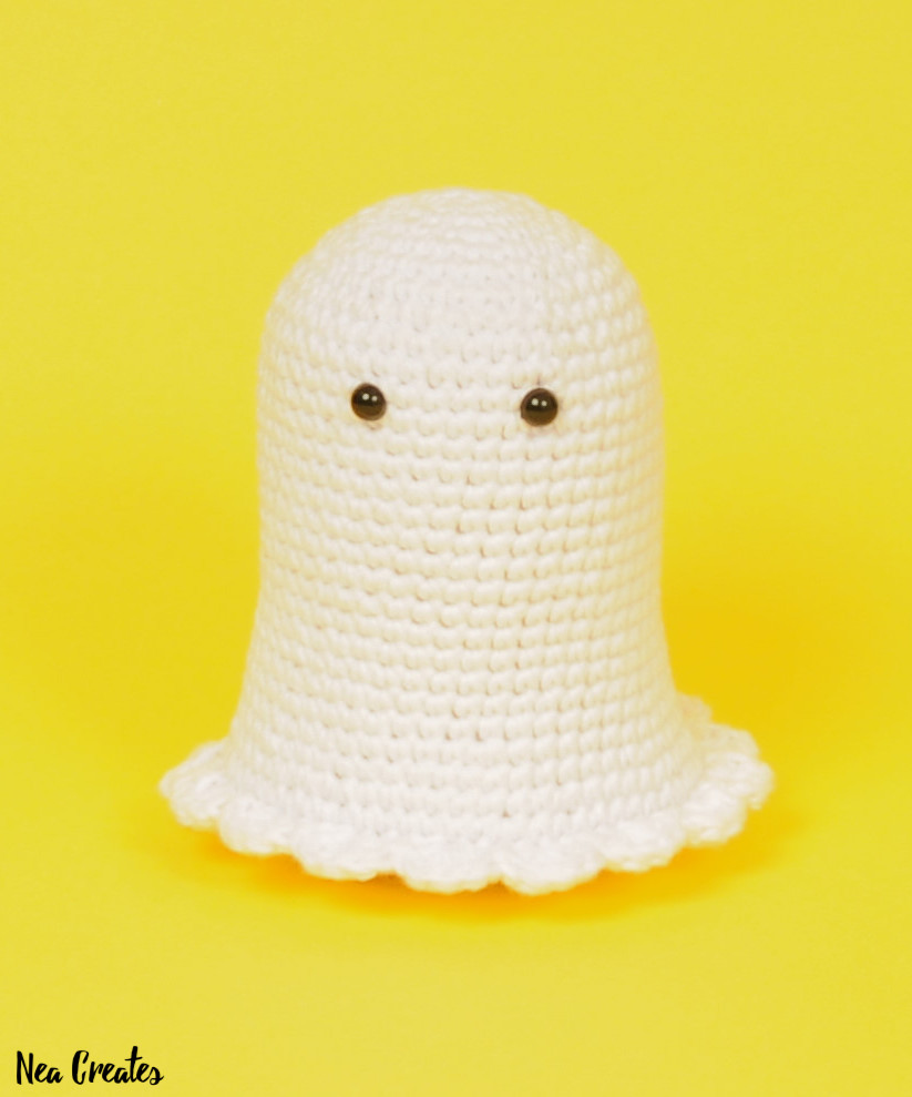 Crochet Boo the Ghost using this FREE amigurumi pattern! Easy difficulty free crochet pattern and he's so cute, rattling his (crochet) chains! #freecrochetpattern | Nea Creates