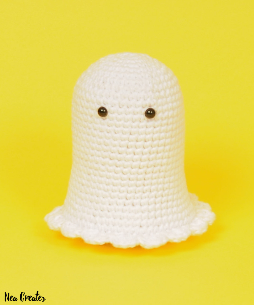 Crochet Boo the Ghost using this FREE amigurumi pattern! Easy difficulty free crochet pattern and he's so cute, rattling his (crochet) chains! #freecrochetpattern