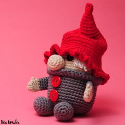 Crochet Gustav the Gnome for Christmas using this FREE amigurumi pattern! Easy/intermediate free crochet pattern, and he's so cute, with or without his hat!