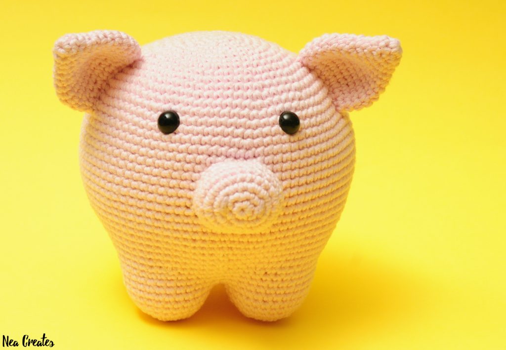 Piper the Pig, free crochet pattern. Crochet a super cute pig using this FREE amigurumi pattern! #freeamigurumipattern #freecrochetpattern #piperthepig | Nea Creates