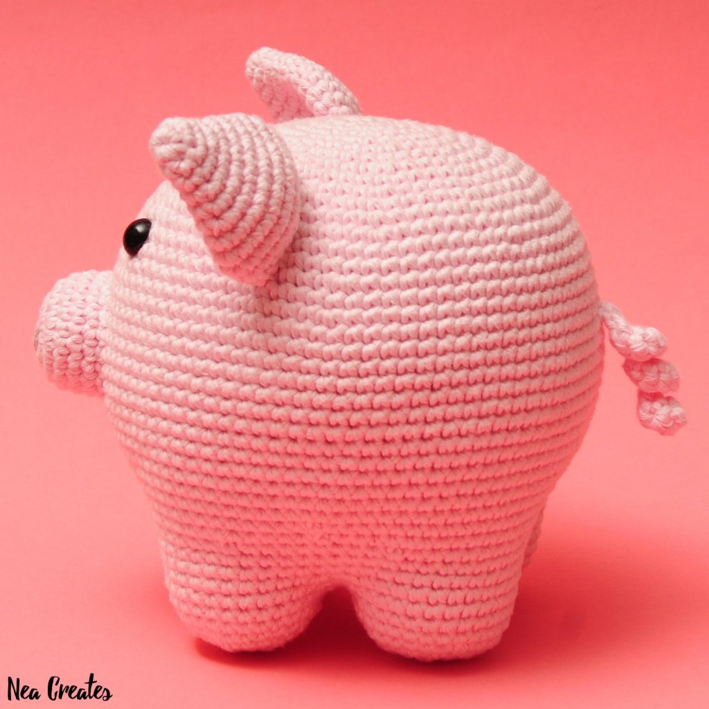 Piper the Pig, free crochet pattern. Crochet a super cute pig using this FREE amigurumi pattern! #freeamigurumipattern #freecrochetpattern #piperthepig