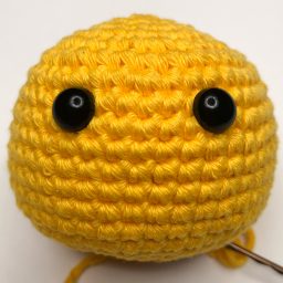 Crochet the adorable Charlie the Chick for Easter or just for fun using this easy FREE amigurumi pattern / crochet pattern. #freeamigurumipattern #freecrochetpattern #charliethechick | Nea Creates