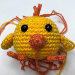 Crochet the adorable Charlie the Chick for Easter or just for fun using this easy FREE amigurumi pattern / crochet pattern. #freeamigurumipattern #freecrochetpattern #charliethechick | Nea Creates