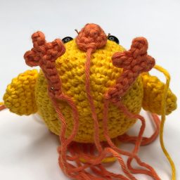 Crochet the adorable Charlie the Chick for Easter or just for fun using this easy FREE amigurumi pattern / crochet pattern. #freeamigurumipattern #freecrochetpattern #charliethechick