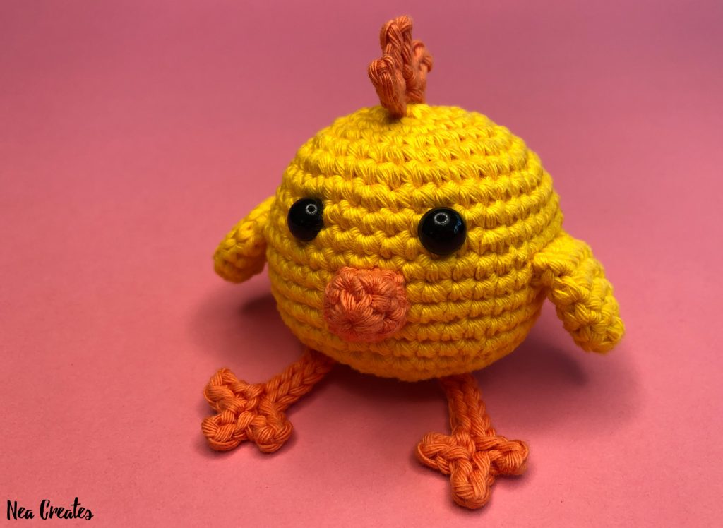 Crochet the adorable Charlie the Chick for Easter or just for fun using this easy FREE amigurumi pattern / crochet pattern. #freeamigurumipattern #freecrochetpattern #charliethechick | Nea Creates