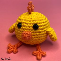 Crochet the adorable Charlie the Chick for Easter or just for fun using this easy FREE amigurumi pattern / crochet pattern. #freeamigurumipattern #freecrochetpattern #charliethechick