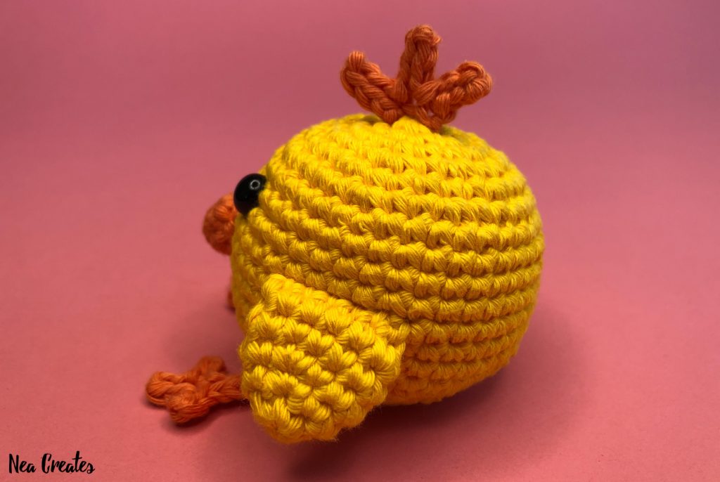 Crochet the adorable Charlie the Chick for Easter or just for fun using this easy FREE amigurumi pattern / crochet pattern. #freeamigurumipattern #freecrochetpattern #charliethechick
